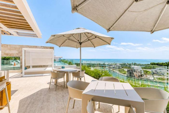 2BR Puerto Cancun with Rooftop Pool Gym & Marina