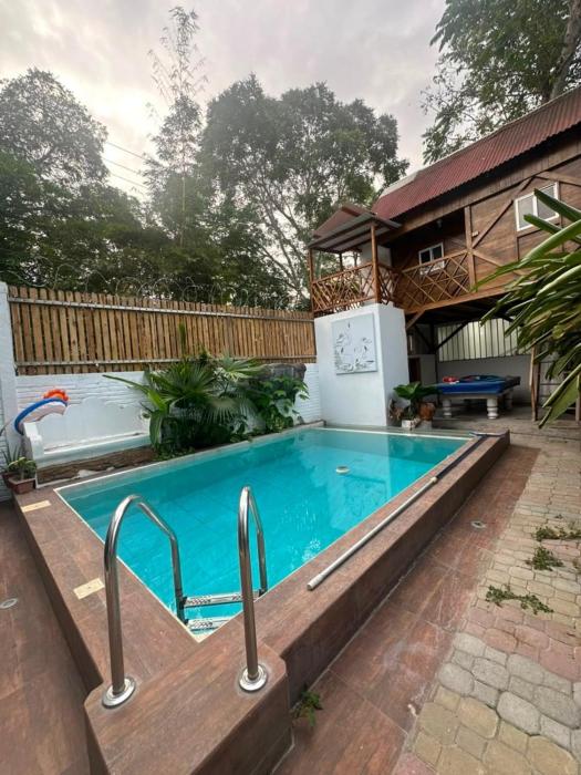 CASA CON PISCINA EN OLON A 3 Cuadras DE LA PLAYA