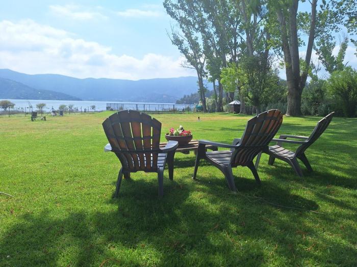 Lakefront Aculeo Red House Wifi Pet & Wood Hot Tub