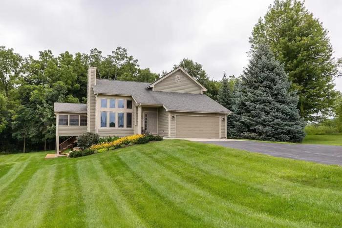 Beautiful Galena House - Hot Tub, Sunroom, Pool Table, Arcade
