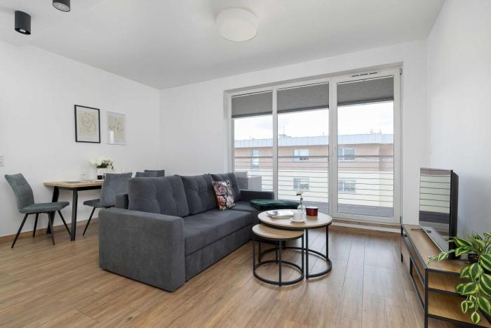Bright Apartment with a Balcony in Quiet Neighbourhood by Noclegi Renters