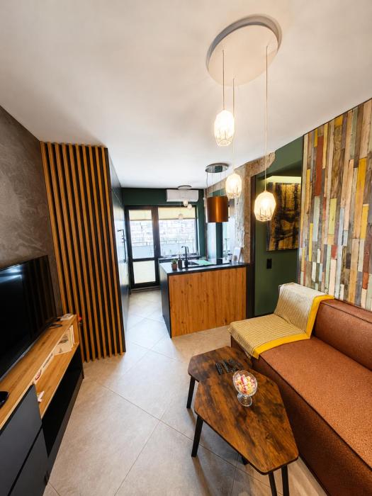 Art Apartment Center with Parking