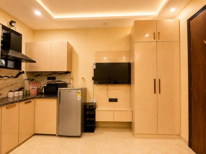Cozy 1RK,Golf Course Rd,Cyber Hub ,Medanta, with Roof