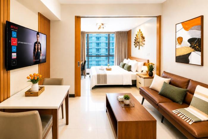 BGC One Uptown Residence King Bed 3 min walk to malls and restaurants