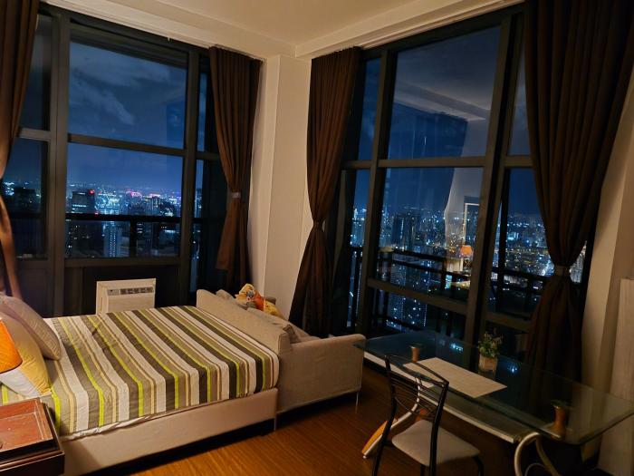 Gramercy 2BR Penthouse at 66F corner unit with 4 Balconies, View of Manila Bay & Sunset, Direct Mall Access, Free Access To Pool