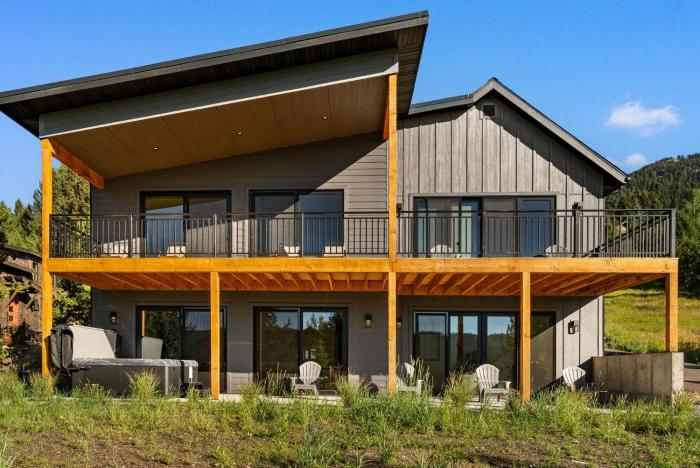 Big Sky Sanctuary -Mountain Views & Deck & Trail Access