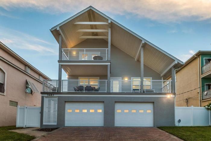 500ft to Beach with Ocean Views, Hot Tub & Bikes
