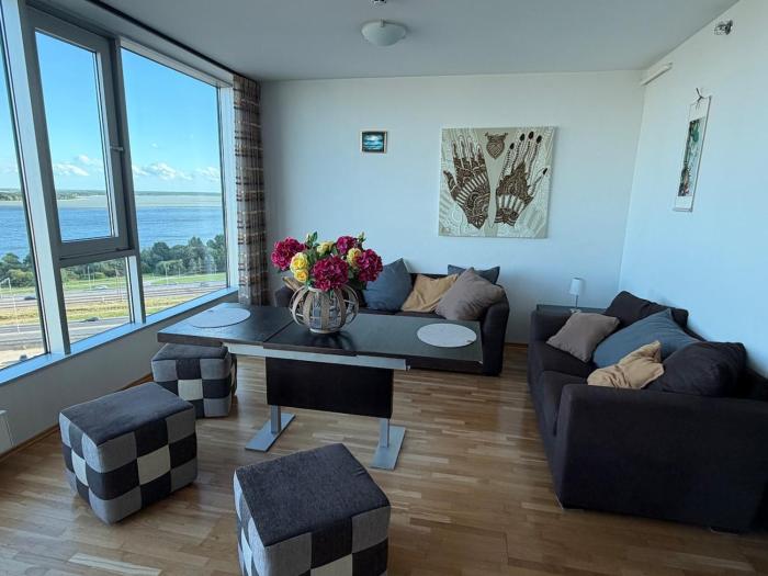 Sky-high Lake-View Retreat, Near City, Airport&Bus