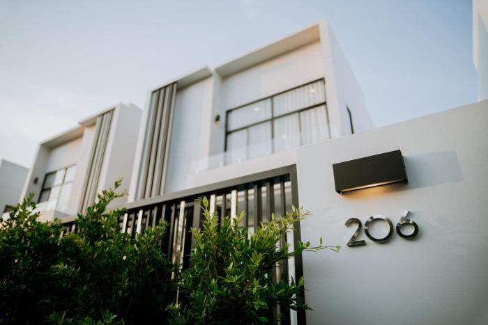 Leona Biz Home