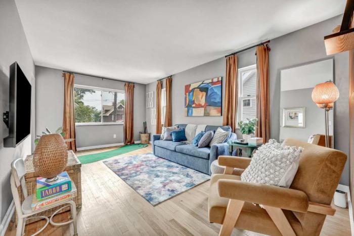 King Bed - Sleeps 5 - Lakewood Near Cleveland