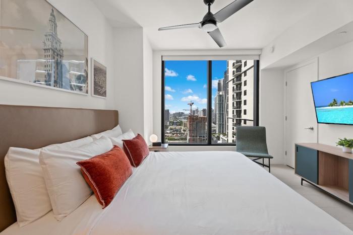 28th Floor Downtown Spacious Living & Bay Views