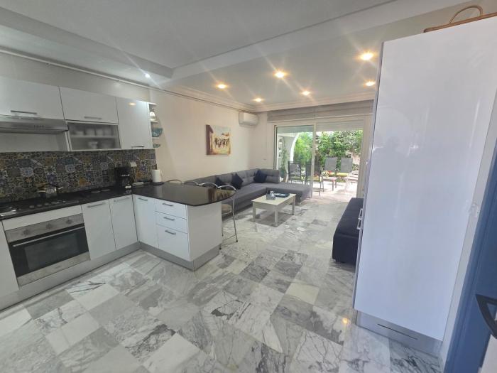 Zaytouna - Super equipped apartment, Private Garden, Pool, near Beach and near Center
