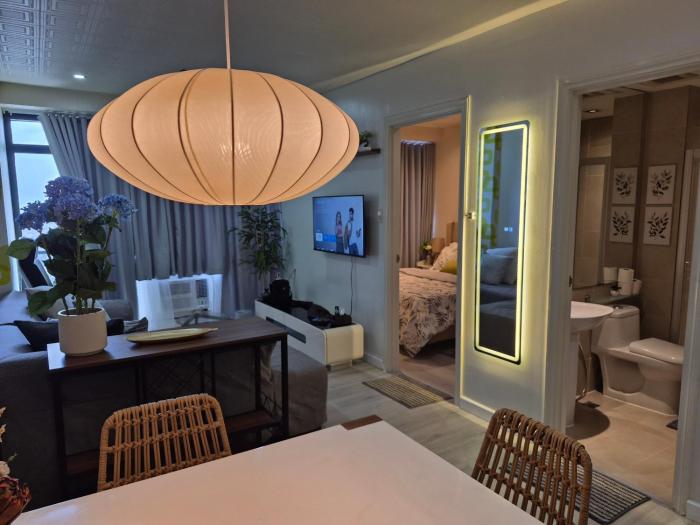 New! Cozy 1 Bedroom with Balcony - Couples Staycation in Makati PH