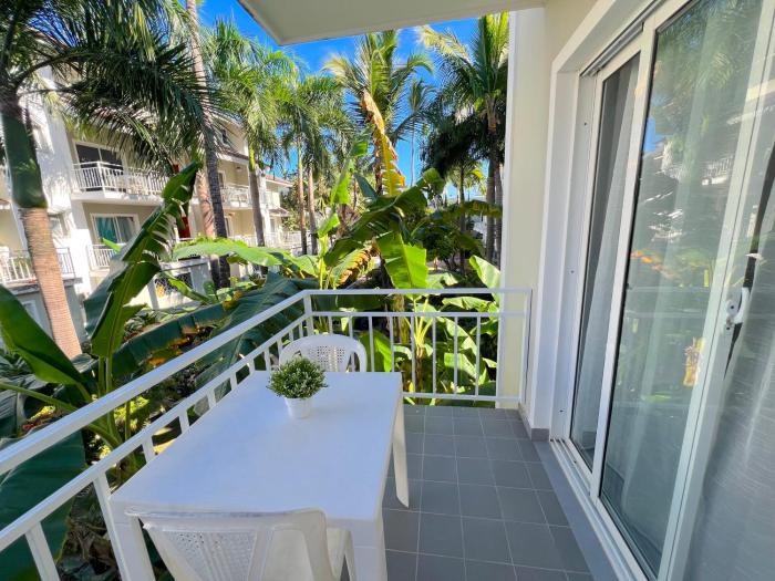 Golden TROPICAL Studios and Suite with Pool at Playa Los Corales