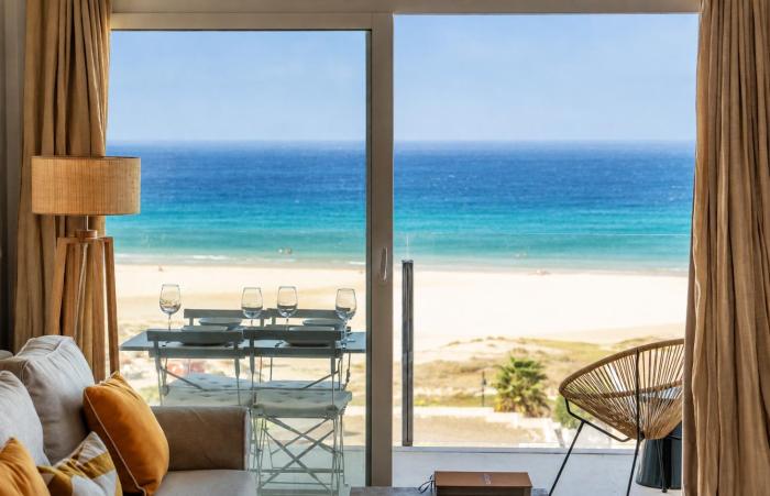 Ático premium & nuevo, Terraza con vistas al Estrecho, 2 habitaciones & parking