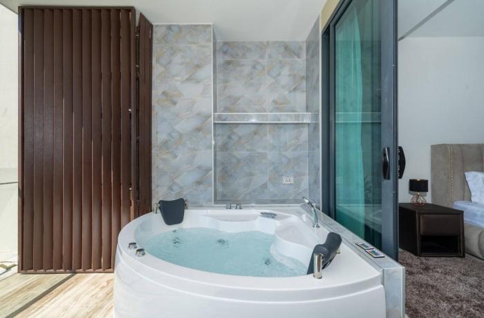 Apartment with Sea View and Hot Tub on Balcony