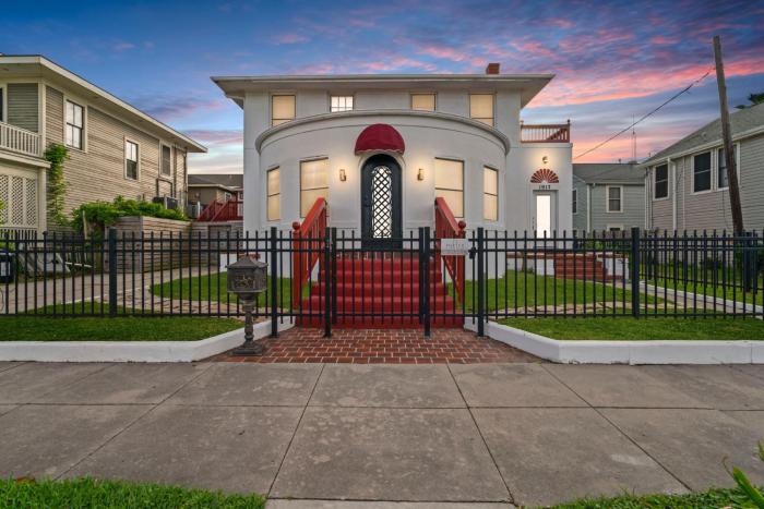Sinatra House Up Walk to Pleasure Pier and Fun