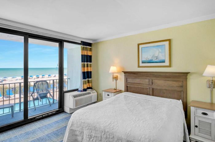 Amazing Pool and Oceanview from the Balcony 1BR