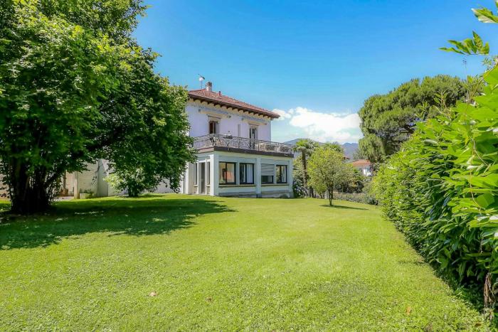 Art Nouveau villa with a garden on Lake Maggiore
