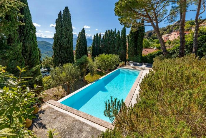 Ligurian villa with infinity pool and sea views