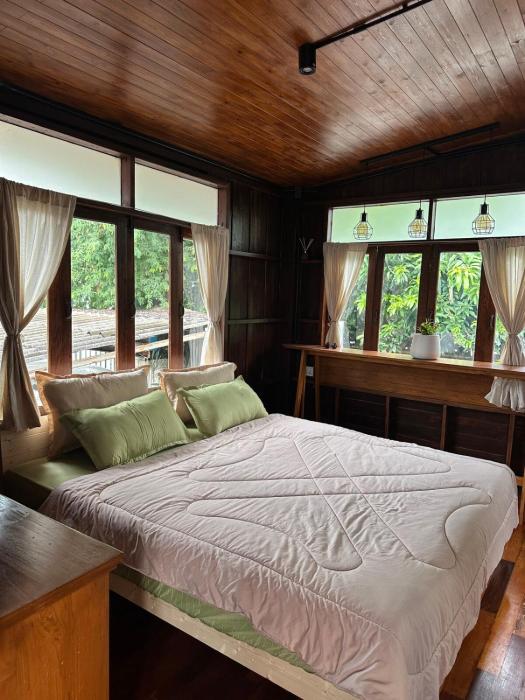 Lanna Thai Style wooden Cozy House Big Garden