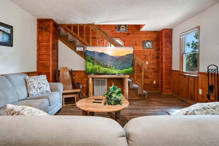 Sevierville Cabin Hot Tub Arcade Sleeps 8