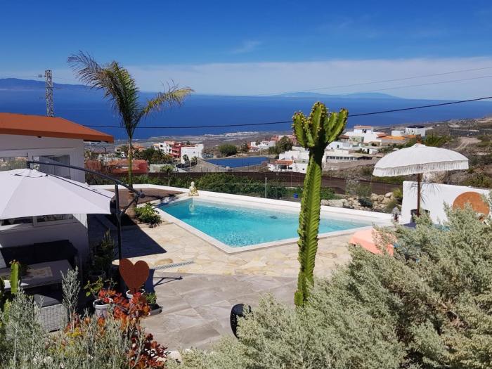 Pool, ocean view & nature