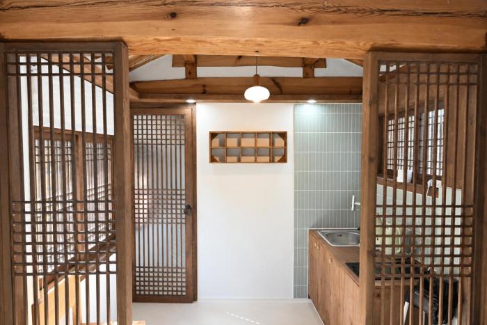Still Wood Mapo Hanok - Entire 100-year Hanok, Sleeps 11