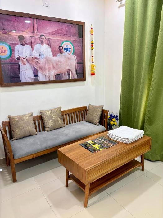 Iraaya Stays - Premium 2BHK - Close to Premanand Maharaj ji Route