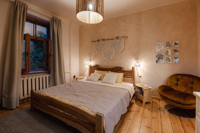 Central Boho Oasis with Private parking