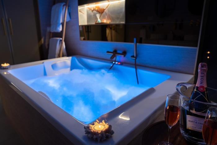 MARÉ PRIVÉ - Luxury Jacuzzi Suite, Carvajal Beach, Fuengirola By AlohaMálaga