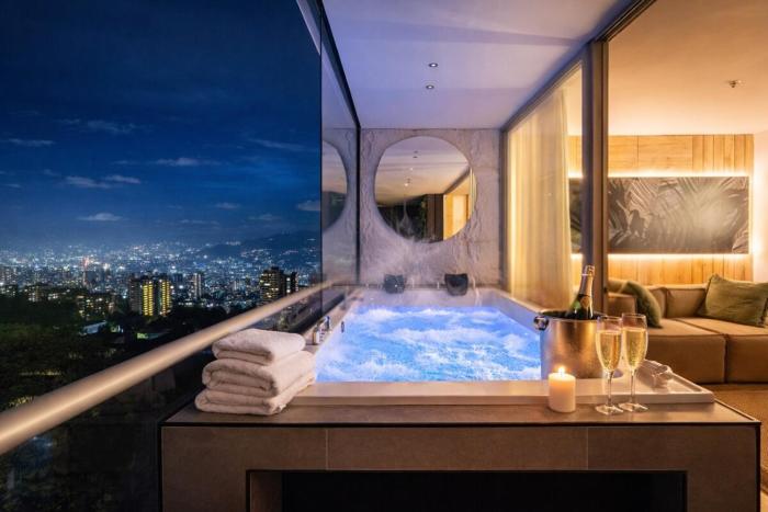 16th Floor Luxury Suite with Private Jacuzzi & Mountain View