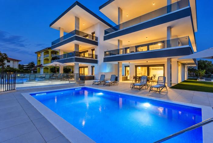 Penthouse Apartment Maya with Pool and Jacuzzi