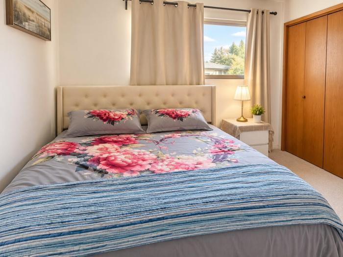 King Bed Private Suite with Ensuite and Mini Kitchen, Please note that this is a private room with no access to the rest of the house, including the kitchen, living room, or other common areas