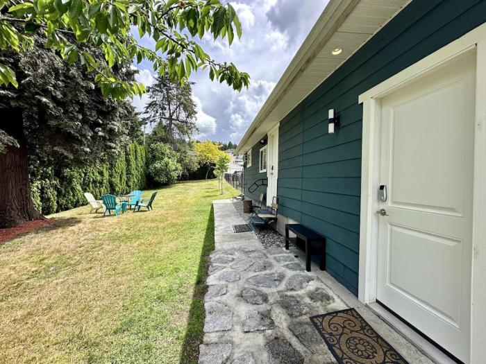 Cozy new renovated studio, full private yard suite, with AC