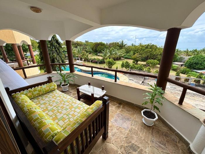 Kens Apt 7 Enjoy Pool Ocean Views and AC