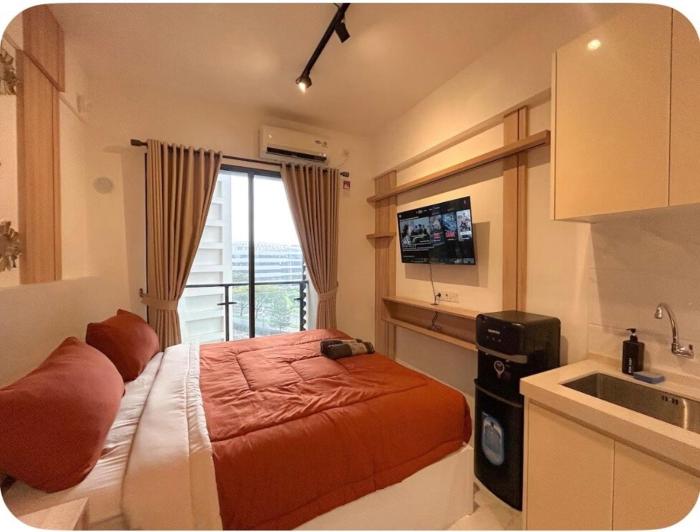 Apartment Sky House BSD with Smart TV 43 inch by Nobizen Japandi Living