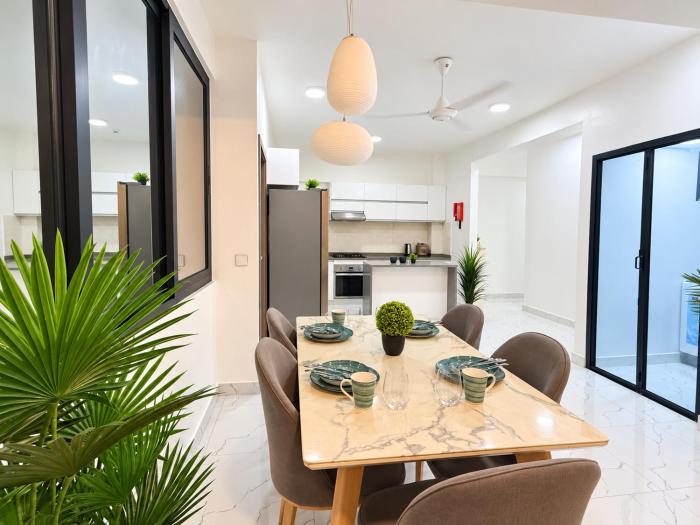 Luxury 3BR - Airport Pickup - Rooftop SeaView Pool Gym Terrace Near Airport