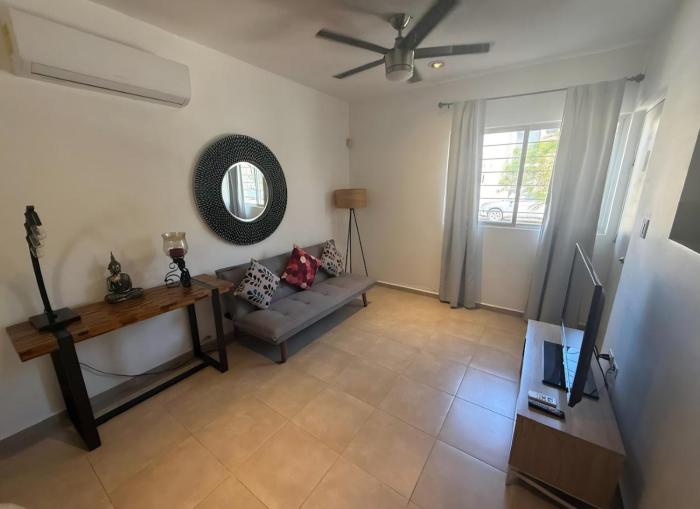 Espaciosa casa con alberca y estacionamiento privado
