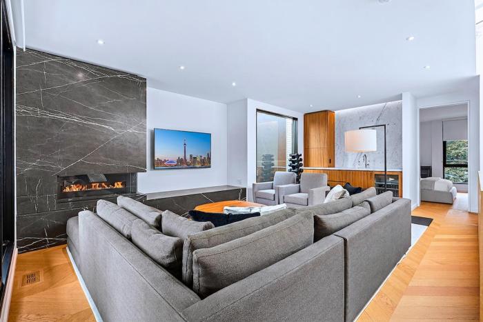 Luxury House with Fireplace & Private Patio - Westend Suites
