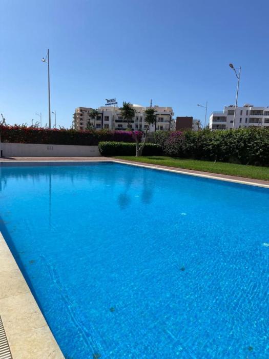 Appartement moderne, vue piscine