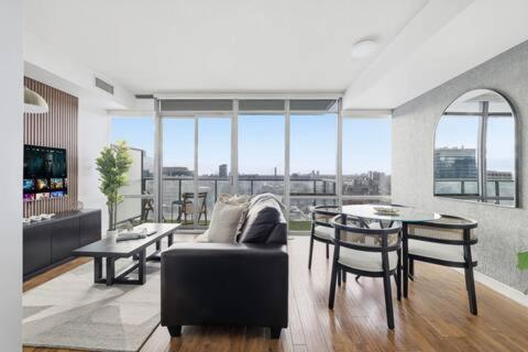 Executive Toronto Condo Balcony & City Views