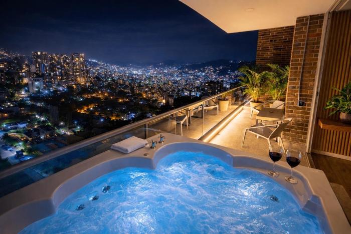 21st Floor Luxury Suite With Private Jacuzzi & Skyline View