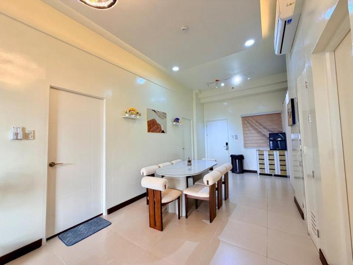 Cozy Luxe Penthouse at Acacia Estates