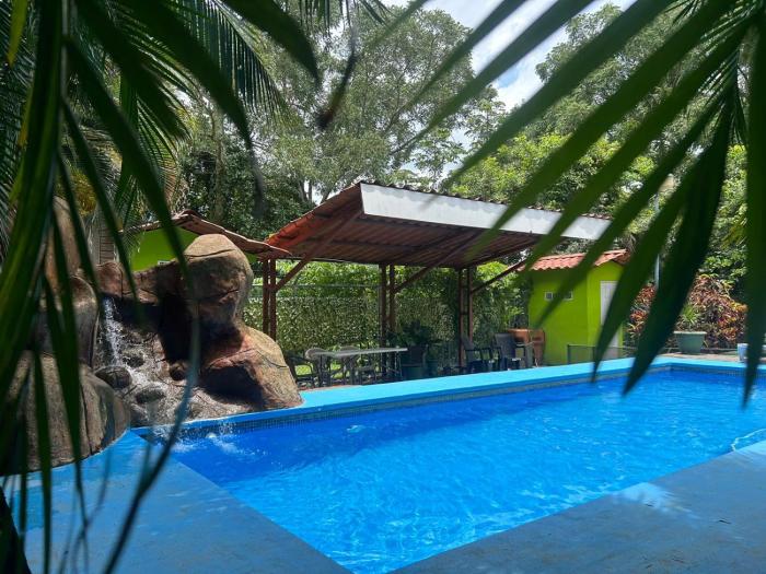 Aventura y paz en casa con piscina y billar en Orotina