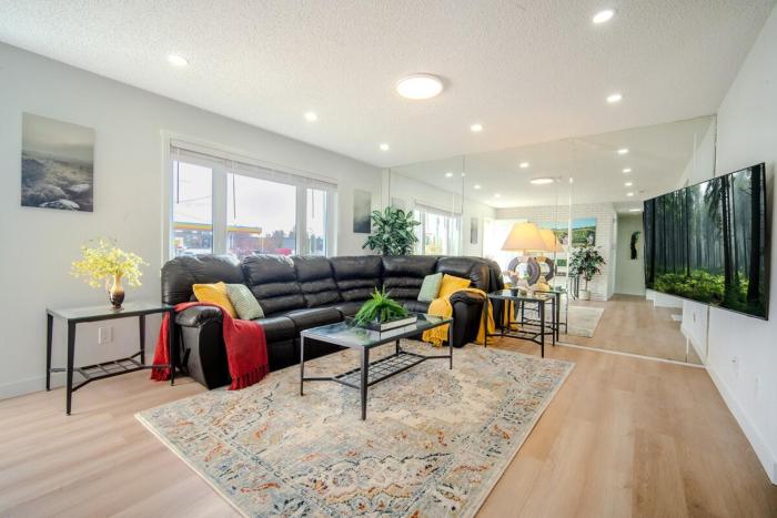 Bright Modern Home - Central NW Calgary