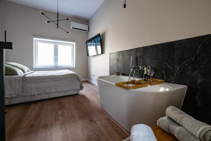 Moonlight Loft by Fengshui4u z wanną w sypialni, klimatyzacją i bezpłatnym parkingiem