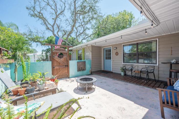 Sleeps 8 5 min to Beach Private Backyard Oasis