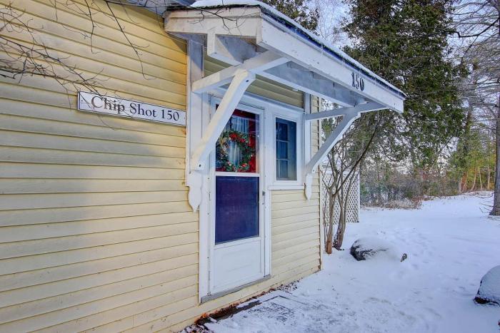Lake Simcoe Waterfront Retreat 2BR Lake Views