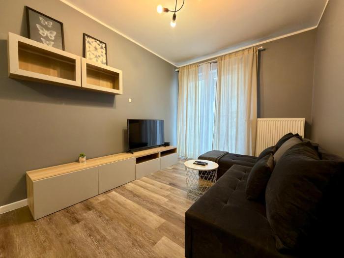 Komuny Paryskiej Comfort Apartment by BookingHost
